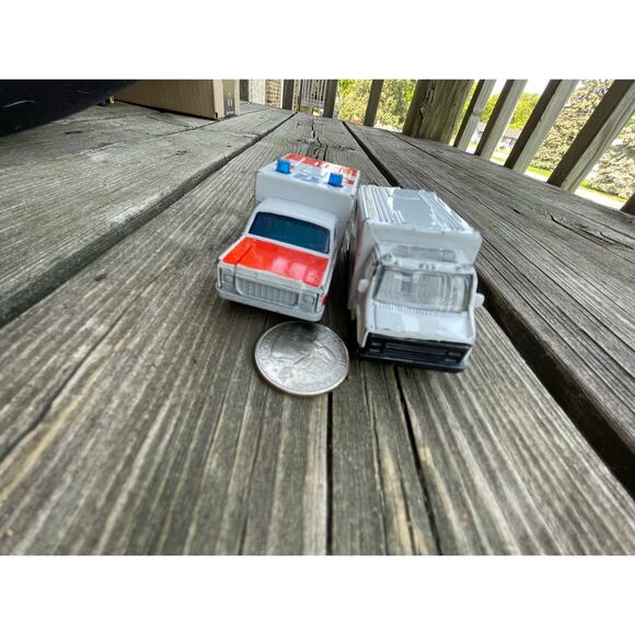2 vintage toy ambulance Maisoto and Matchbox - Picture 4 of 11